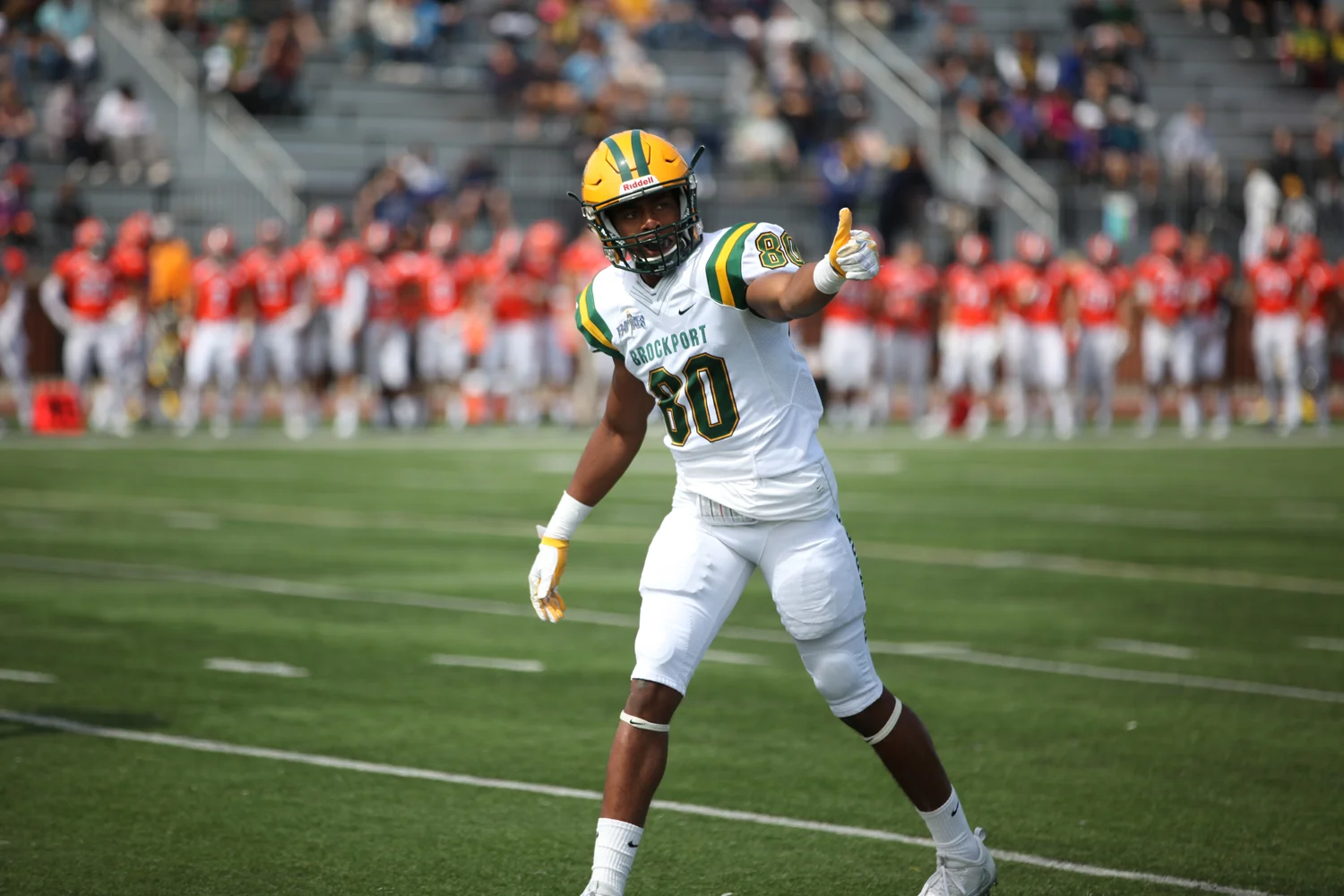 Brockport WR looking over to the Ref for the thumbs up