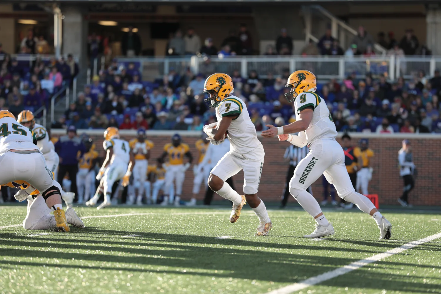 RB about to hit the hole after getting the handoff