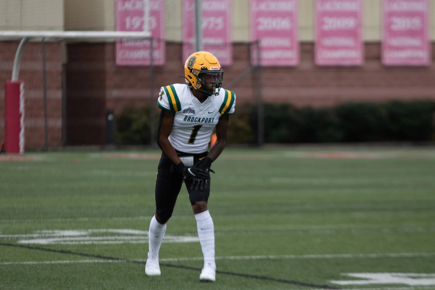 WR waiting for the snap of the ball