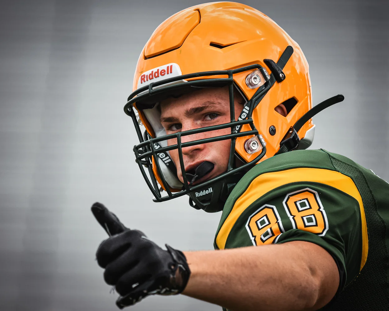 WR looking at the ref giving him the thumbs up