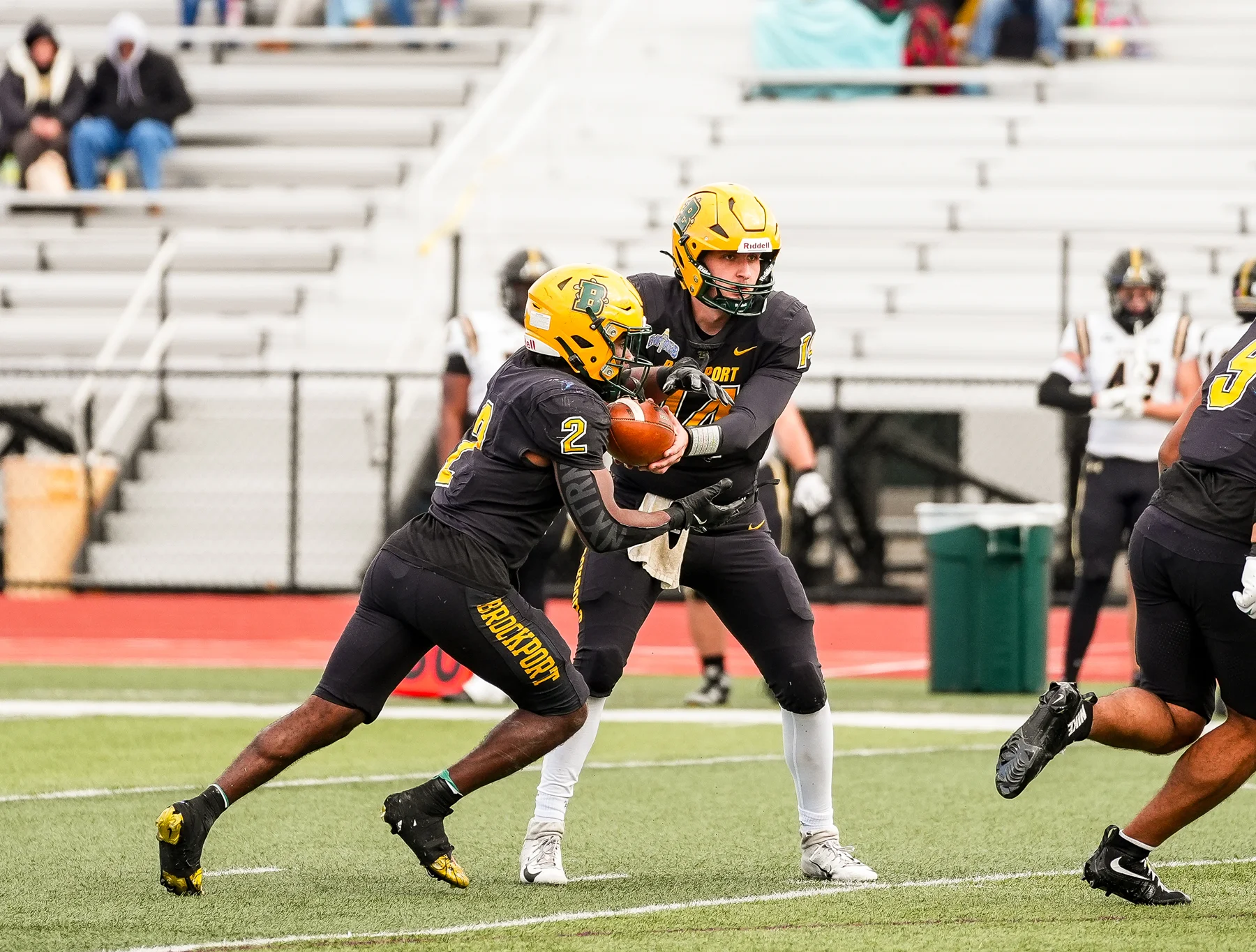 QB handing the ball off to the RB