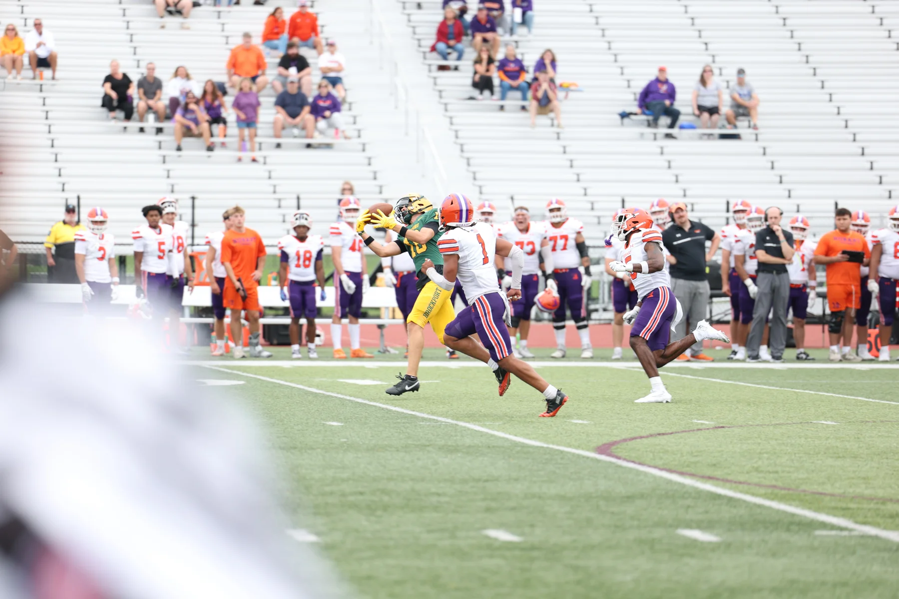 WR making th key catch to bring the ball down to the Hobart end