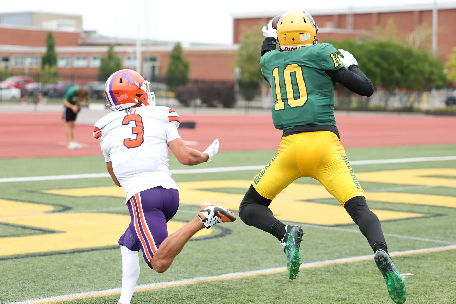 Brockport DB tipping the ball away