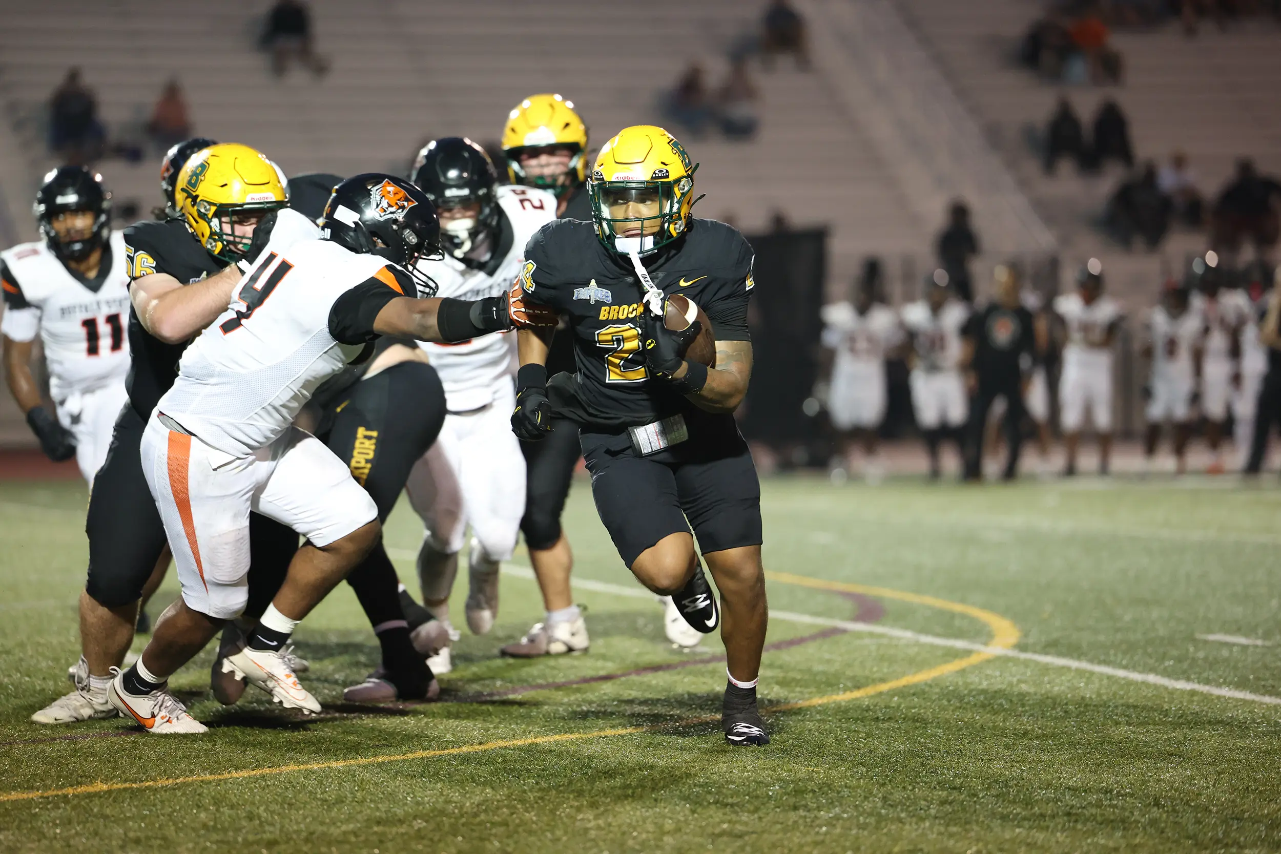 Brockport Golden Eagles Football RB hitting the corner